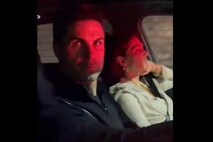 成固定景点了🤣阿尔特塔驾车被球迷堵住,妻子翻白眼无奈扶额 成固定景点了🤣阿尔特塔驾车被球迷堵住,妻子翻白眼无奈扶额