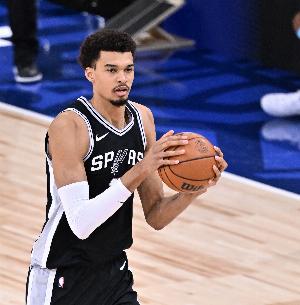 曾令旭:文班亚马太夸张了 弗拉格的天赋在他面前不值一提 曾令旭:文班亚马太夸张了 弗拉格的天赋在他面前不值一提