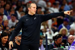 狄龙:奥特每天在办公室忙到晚上八九点 因为我那时也经常在球馆 狄龙:奥特每天在办公室忙到晚上八九点 因为我那时也经常在球馆