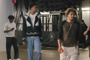 小吧在达拉斯带来现场报道🤓近距离看2米24的文班是什么体验? 小吧在达拉斯带来现场报道🤓近距离看2米24的文班是什么体验?