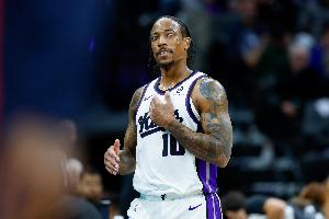 尽力了!德罗赞17投12中高效空砍29分6篮板9助攻 正负值+9 尽力了!德罗赞17投12中高效空砍29分6篮板9助攻 正负值+9