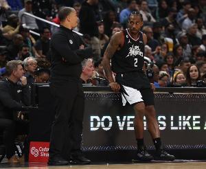 卢谈小卡表现不佳:要去研究下 让他在进攻端专注投入是我的职责 卢谈小卡表现不佳:要去研究下 让他在进攻端专注投入是我的职责