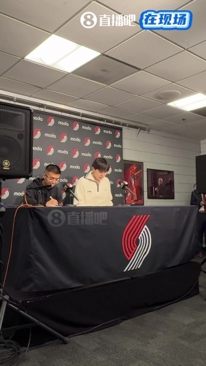 考考你的呀~翻译想看看小杨听懂问题没 杨瀚森:你直接翻啊哥😂 考考你的呀~翻译想看看小杨听懂问题没 杨瀚森:你直接翻啊哥😂