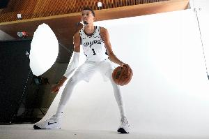 文班:我放弃了1个闭眼都能进的球 但助队友进1个睡着都能进的球 文班:我放弃了1个闭眼都能进的球 但助队友进1个睡着都能进的球