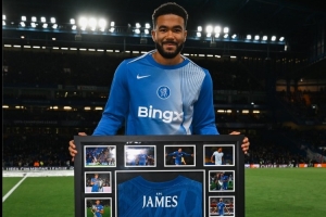 切尔西生涯200场里程碑!里斯-詹姆斯在赛前获赠纪念球衣并展示 切尔西生涯200场里程碑!里斯-詹姆斯在赛前获赠纪念球衣并展示