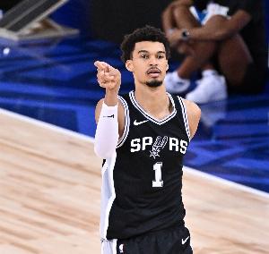 巅峰的你能防文班吗?考辛斯:不可能 他根本没法防 巅峰的你能防文班吗?考辛斯:不可能 他根本没法防