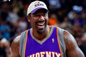 太阳揭幕战迎来名宿小斯 当年的小霸王身材更加壮实了 太阳揭幕战迎来名宿小斯 当年的小霸王身材更加壮实了