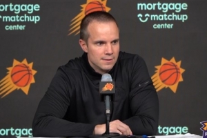 太阳主帅谈逆转:第三节替补席观众席传递的精神力量能真切感受到 太阳主帅谈逆转:第三节替补席观众席传递的精神力量能真切感受到