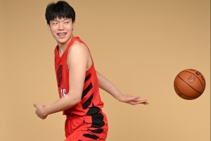 媒体人:杨瀚森迈出第一步就已经是成功了 他会适应好NBA的强度 媒体人:杨瀚森迈出第一步就已经是成功了 他会适应好NBA的强度