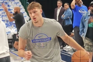 以控卫身份上演生涯首秀 来看小吧镜头下的弗拉格热身 一脸明星相 以控卫身份上演生涯首秀 来看小吧镜头下的弗拉格热身 一脸明星相