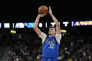 状元首秀!弗拉格13中4拿到10分10板两双 打控卫全场零助攻 状元首秀!弗拉格13中4拿到10分10板两双 打控卫全场零助攻