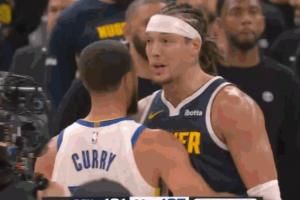 后羿VS吕布!库里和戈登二人赛后拥抱致意简单唠两句 后羿VS吕布!库里和戈登二人赛后拥抱致意简单唠两句