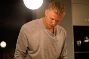 哈兰德在家使用红外线理疗促进血液循环,本人是吃货&烹饪爱好者 哈兰德在家使用红外线理疗促进血液循环,本人是吃货&烹饪爱好者