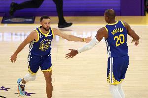 媒体人:勇士比赛水平是争冠级别 老家伙诠释着会打球是多么美妙 媒体人:勇士比赛水平是争冠级别 老家伙诠释着会打球是多么美妙