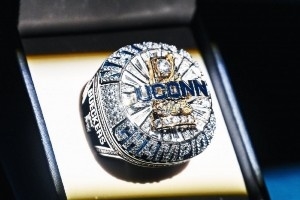 佩奇带队拿下的!康大女篮官方晒上赛季冠军戒指 佩奇带队拿下的!康大女篮官方晒上赛季冠军戒指