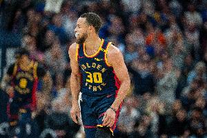 人气拉满!“库里超远三分绝平”词条冲上微博热搜榜第一位 人气拉满!“库里超远三分绝平”词条冲上微博热搜榜第一位