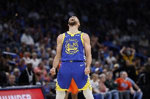 1血帽!库里下半场28分 连续不讲理关键球砍下40+6+7 1血帽!库里下半场28分 连续不讲理关键球砍下40+6+7