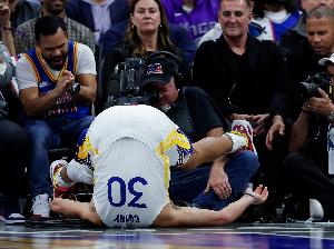 骨子里的浪😂库里快攻2打1背传砸自己脚直接失误…… 骨子里的浪😂库里快攻2打1背传砸自己脚直接失误……