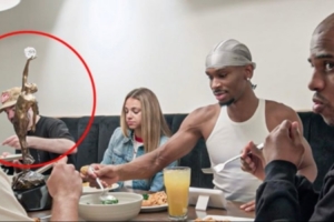 纪录片上映!保罗与SGA及家人共进晚餐 MVP奖杯放在饭桌中央 纪录片上映!保罗与SGA及家人共进晚餐 MVP奖杯放在饭桌中央