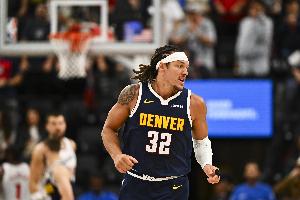 轰炸！戈登第10个三分炮！掘金关键时刻领先3分！