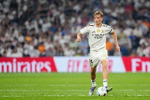 记者:赫伊森、阿诺德、卡瓦哈尔、塞巴略斯参加皇马合练 记者:赫伊森、阿诺德、卡瓦哈尔、塞巴略斯参加皇马合练