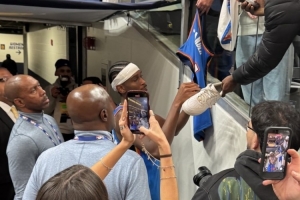 爆砍55分!生涯之夜!亚历山大赛后给客场球迷签名 爆砍55分!生涯之夜!亚历山大赛后给客场球迷签名