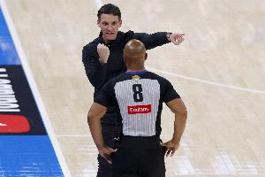 裁判解释雷霆最后暂停:戴格诺特离裁判很近 发球之前喊出了暂停 裁判解释雷霆最后暂停:戴格诺特离裁判很近 发球之前喊出了暂停