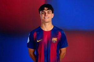 每体:18岁埃斯帕特或进入巴萨国家德比名单,可作为右后卫待命 每体:18岁埃斯帕特或进入巴萨国家德比名单,可作为右后卫待命