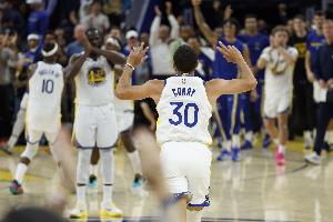 美记:以库里的身材 在快要40岁的时候还能如此统治比赛 难以置信 美记:以库里的身材 在快要40岁的时候还能如此统治比赛 难以置信