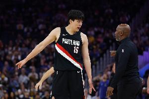 媒体人:主帅离开可能对板凳末端年轻人影响最大 小杨的路不平坦 媒体人:主帅离开可能对板凳末端年轻人影响最大 小杨的路不平坦