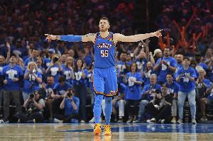 兢兢业业!哈尔滕施泰因4中2贡献5分14板 正负值+6 兢兢业业!哈尔滕施泰因4中2贡献5分14板 正负值+6