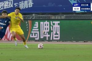 风云突变?新鹏城领先1分钟后少打1人!杨一鸣肘击被直红罚下 风云突变?新鹏城领先1分钟后少打1人!杨一鸣肘击被直红罚下