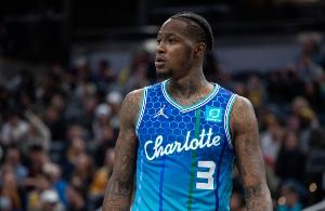 美记:罗齐尔今天戴着手铐、脚镣出庭 并身穿黄蜂队连帽衫 美记:罗齐尔今天戴着手铐、脚镣出庭 并身穿黄蜂队连帽衫