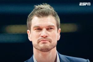 Shams:助教斯普利特将接替比卢普斯 暂时担任开拓者主教练! Shams:助教斯普利特将接替比卢普斯 暂时担任开拓者主教练!