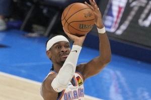 亚历山大赛季前两战一共命中27个运动战进球 33个罚球 亚历山大赛季前两战一共命中27个运动战进球 33个罚球