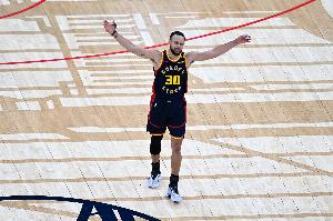 库里42+6+7&连中关键球!媒体人:看一场少一场 时间走得慢一些吧 库里42+6+7&连中关键球!媒体人:看一场少一场 时间走得慢一些吧