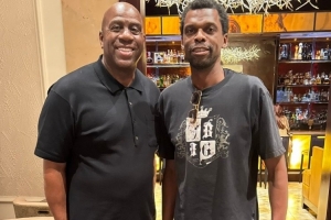 魔术师:在文班昨天大爆发前 我和他的父亲费利克斯共度时光 魔术师:在文班昨天大爆发前 我和他的父亲费利克斯共度时光