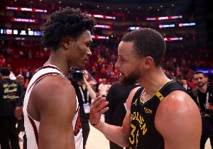 库里下半场“仅得”28分!火箭媒体人无奈:总有一天会结束的… 库里下半场“仅得”28分!火箭媒体人无奈:总有一天会结束的…