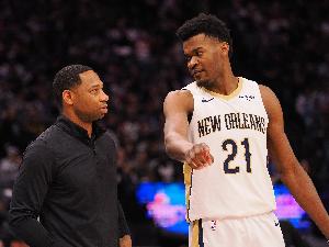 鹈鹕主帅:伊夫-米西右脚踝扭伤每日观察 明天对阵马刺出战成疑 鹈鹕主帅:伊夫-米西右脚踝扭伤每日观察 明天对阵马刺出战成疑