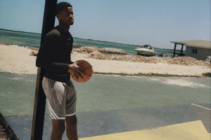 成功不是偶然!埃奇库姆在巴哈马长大时曾用牛奶箱作为篮球架 成功不是偶然!埃奇库姆在巴哈马长大时曾用牛奶箱作为篮球架