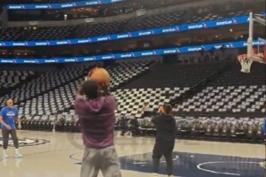 早日回归!欧文今天便装在球馆练习三分球 早日回归!欧文今天便装在球馆练习三分球