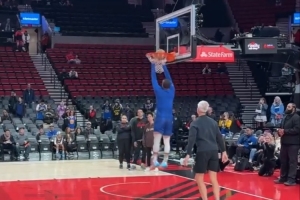 俩活儿都整点!库里赛前热身上演双手扣篮 超远三分一箭穿心 俩活儿都整点!库里赛前热身上演双手扣篮 超远三分一箭穿心