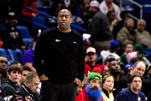 迈克-布朗谈首发阵容:这套阵容都有射程 防守也很灵活能互相换防 迈克-布朗谈首发阵容:这套阵容都有射程 防守也很灵活能互相换防