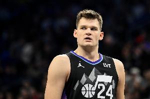 怎么肥四!凯斯勒半场没有出手一分未得 拿2板2断&出现5失误 怎么肥四!凯斯勒半场没有出手一分未得 拿2板2断&出现5失误