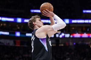 三分始终不开!马尔卡宁半场11中4拿到12分2板 三分仅7中1 三分始终不开!马尔卡宁半场11中4拿到12分2板 三分仅7中1