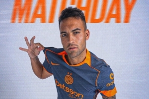 强强对话!国米发布客战那不勒斯海报:劳塔罗单人出镜 强强对话!国米发布客战那不勒斯海报:劳塔罗单人出镜