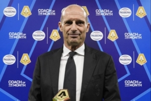 九月联赛三连胜!阿莱格里领取意甲九月最佳教练奖杯 九月联赛三连胜!阿莱格里领取意甲九月最佳教练奖杯