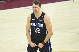 外线差距大!半场老鹰三分14投仅2中 魔术三分17中7 外线差距大!半场老鹰三分14投仅2中 魔术三分17中7