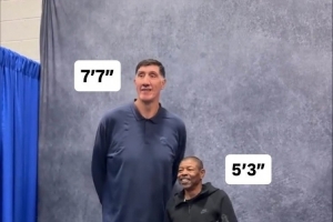 最萌身高差!NBA名宿博格斯&穆雷桑合影 一个1米60 一个2米31 最萌身高差!NBA名宿博格斯&穆雷桑合影 一个1米60 一个2米31