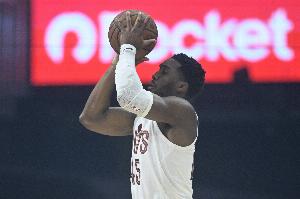 还得你当家!米切尔15中10&三分10中6轰全场最高35分 另有5助3断 还得你当家!米切尔15中10&三分10中6轰全场最高35分 另有5助3断